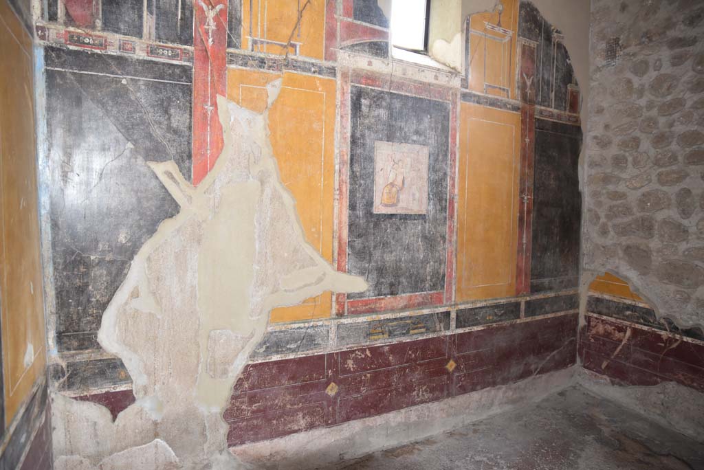 V.4.a Pompeii. March 2018. Room ‘g’, east wall with detail of bird paintings in predella above zoccolo on lower wall.
Foto Annette Haug, ERC Grant 681269 DÉCOR.

