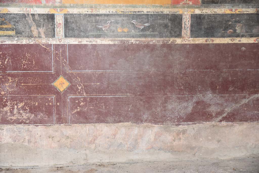 V.4.a Pompeii. March 2018. 
Room ‘g’, zoccolo on lower east wall with bird painting in predella above it, on south side of central panel. 
Foto Annette Haug, ERC Grant 681269 DÉCOR.
