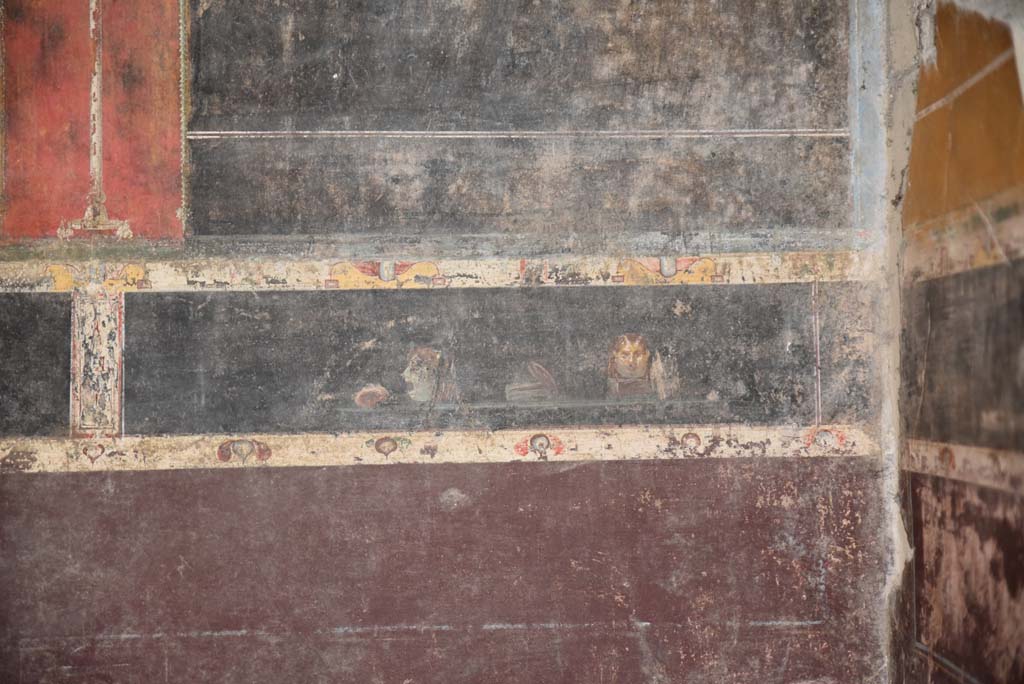 V.4.a Pompeii. March 2018. Room ‘g’, detail of paintings in predella above zoccolo at south end of east wall. 
Foto Annette Haug, ERC Grant 681269 DÉCOR.

