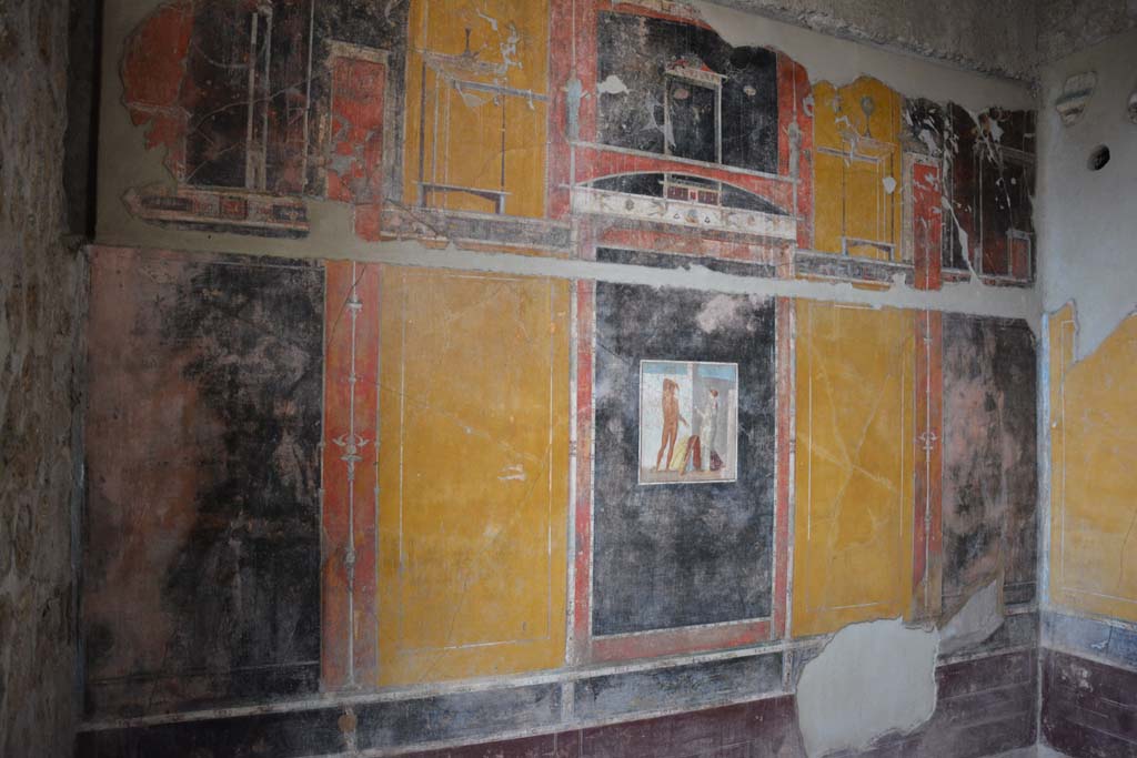V.4.a Pompeii. March 2018. Room ‘g’, looking north along west wall of cubiculum.
Foto Annette Haug, ERC Grant 681269 DÉCOR.
