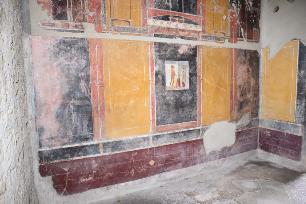 V.4.a Pompeii. March 2018. Room ‘g’, looking north along lower west wall of cubiculum.
Foto Annette Haug, ERC Grant 681269 DÉCOR.

