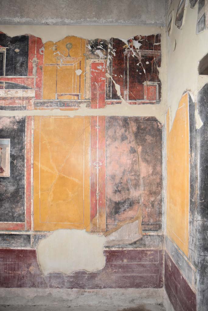 V.4.a Pompeii. March 2018. Room ‘g’, north end of west wall in north-west corner.
Foto Annette Haug, ERC Grant 681269 DÉCOR.

