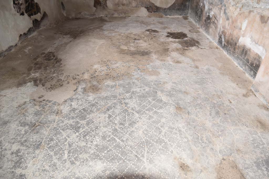 V.4.a Pompeii. March 2018. Room ‘f’, looking west across flooring.
Foto Annette Haug, ERC Grant 681269 DÉCOR.
