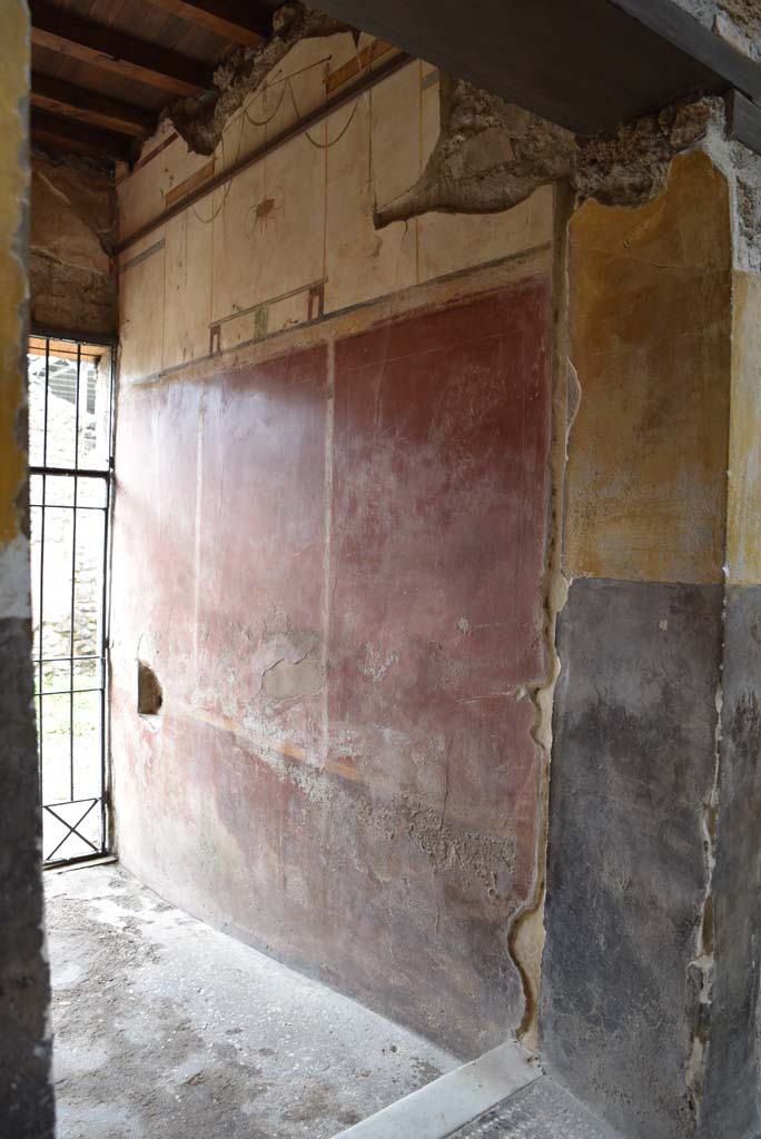V.4.a Pompeii. March 2019. Looking west along north wall of entrance corridor/fauces.   
Foto Annette Haug, ERC Grant 681269 DÉCOR

