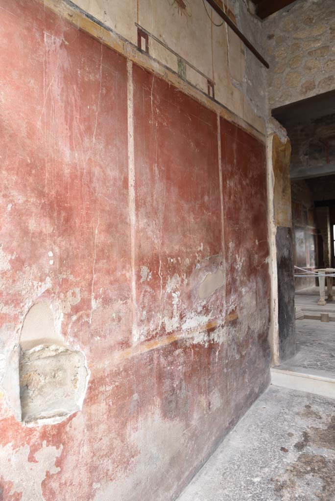 V.4.a Pompeii. March 2018. 
Looking east along north wall of entrance corridor/fauces towards atrium.    
Foto Annette Haug, ERC Grant 681269 DÉCOR
