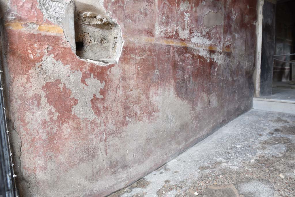 V.4.a Pompeii. March 2018. Looking east along lower north wall of entrance corridor/fauces.    
Foto Annette Haug, ERC Grant 681269 DÉCOR
