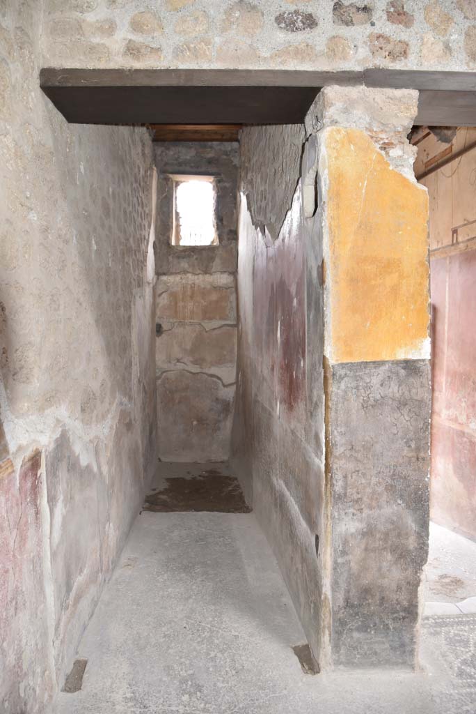V.4.a Pompeii. March 2018. Room ‘d’, looking west.
Foto Annette Haug, ERC Grant 681269 DÉCOR.
