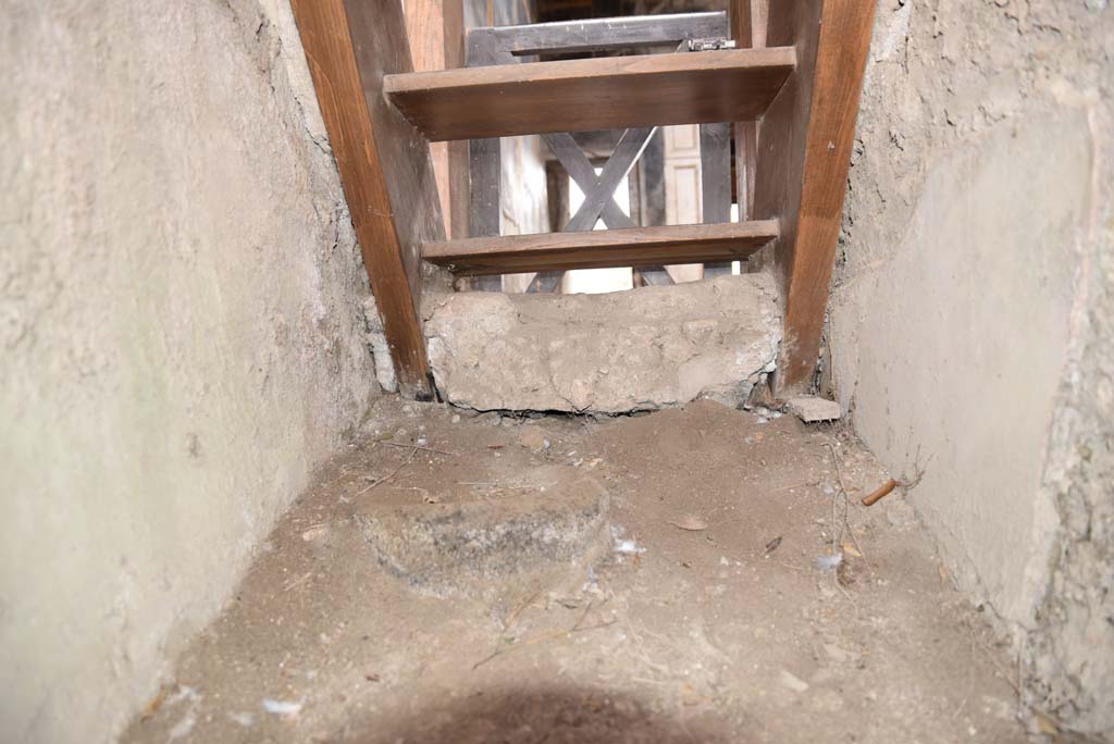 V.4.a Pompeii. March 2018. Room ‘e’, room under stairs to upper floor, looking east towards detail of base of stairs.   
Foto Annette Haug, ERC Grant 681269 DÉCOR.
