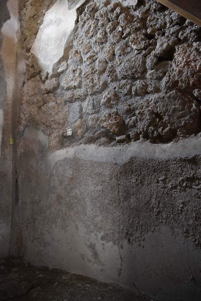 V.4.a Pompeii. March 2018. Room ‘e’, room under stairs, looking towards north wall.  
Foto Annette Haug, ERC Grant 681269 DÉCOR.
