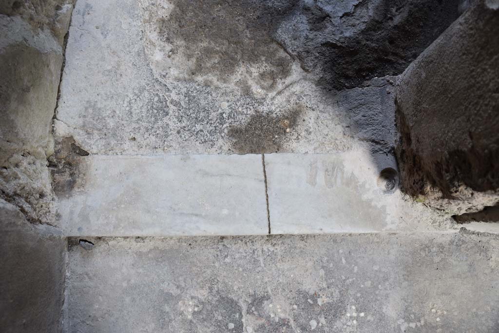 V.4.a Pompeii. March 2018. Room ‘k’, detail of doorway threshold.      
Foto Annette Haug, ERC Grant 681269 DÉCOR

