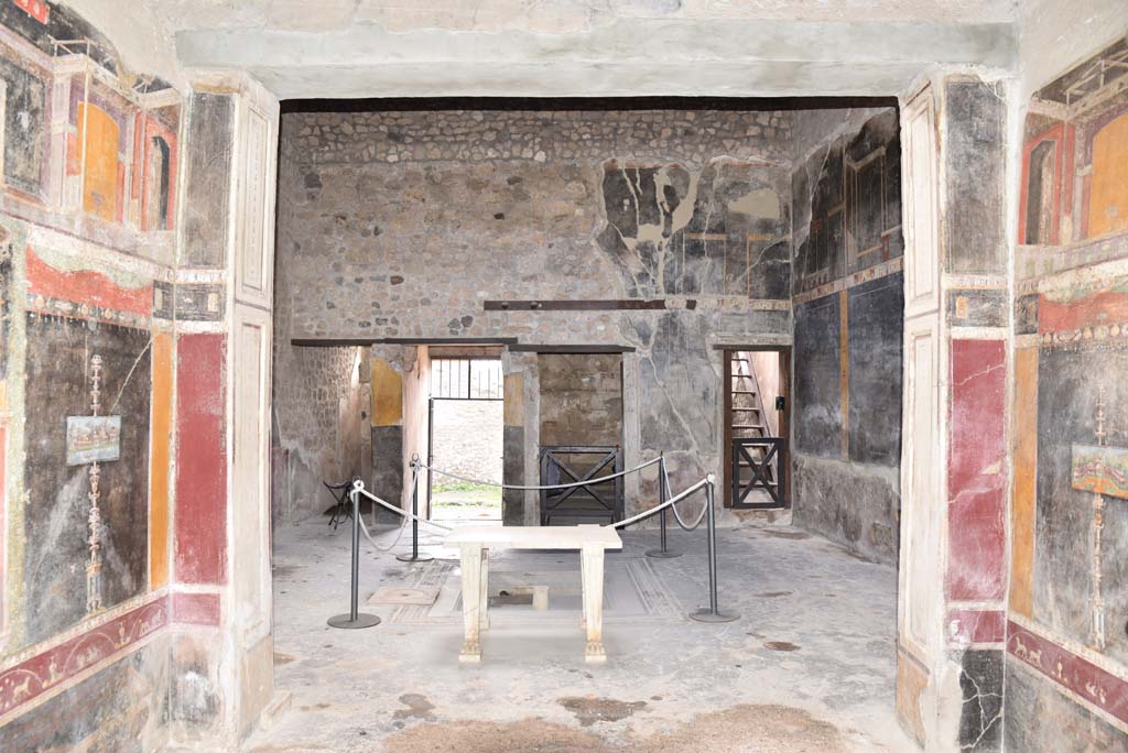 V.4.a Pompeii. March 2018. Tablinum room ‘h’, looking west across atrium ‘b’, towards entrance doorway ‘a’, centre left.
Foto Annette Haug, ERC Grant 681269 DÉCOR.