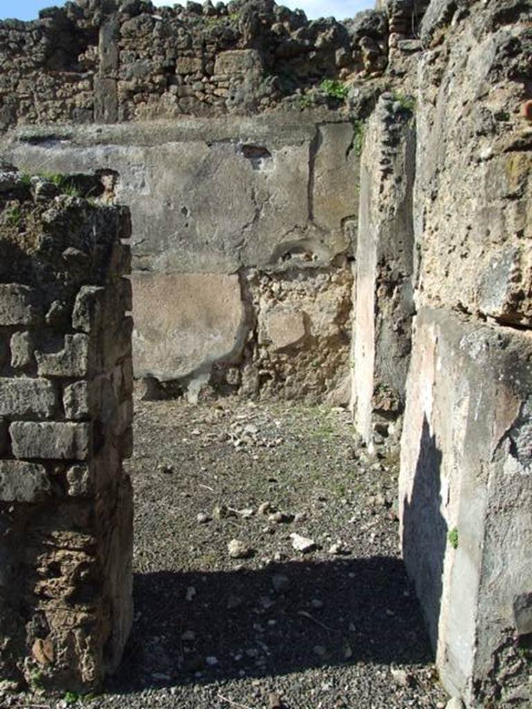 V.4.b Pompeii. March 2009. Doorway to exedra, looking north.