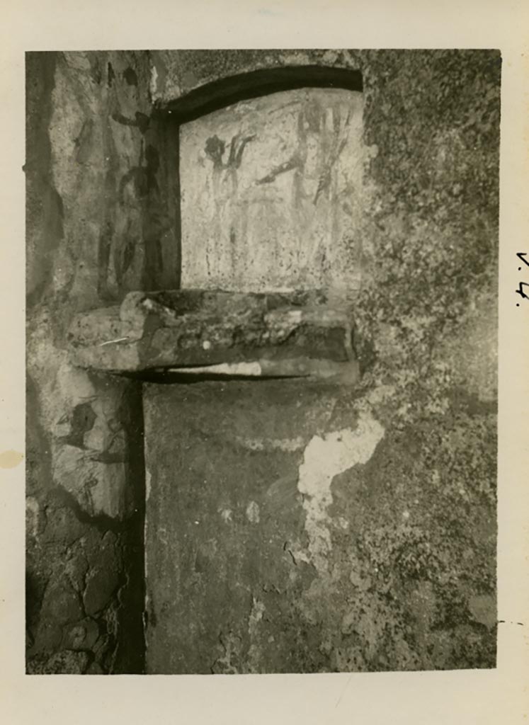 V.4.b Pompeii. Pre-1937-39. Painted pillar and lararium from east wall of atrium.
Photo courtesy of American Academy in Rome, Photographic Archive. Warsher collection no. 603.
