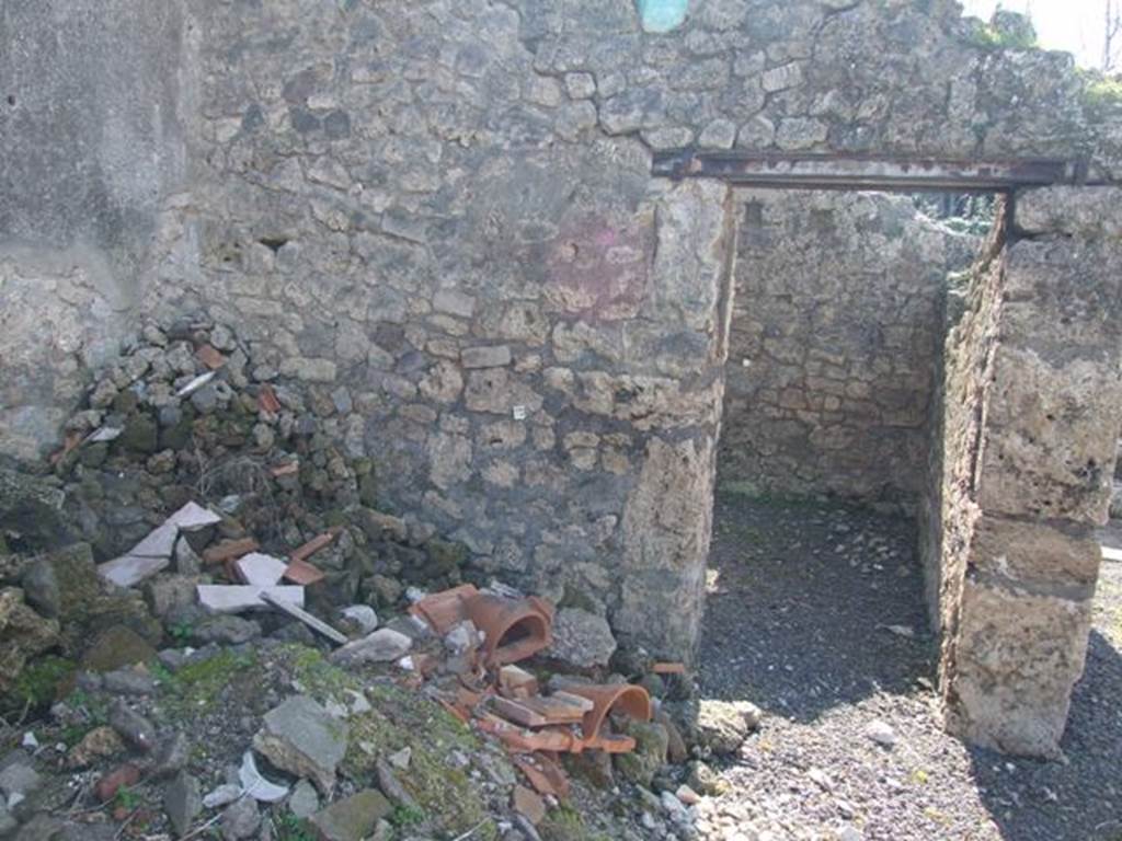 V.4.b Pompeii.  March 2009. Doorway to Cubiculum in south west corner of atrium.