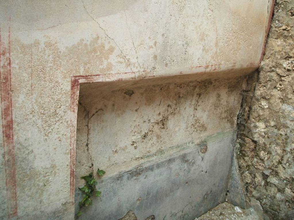 V.4.c Pompeii. March 2009. Room H, recess in north wall of cubiculum.