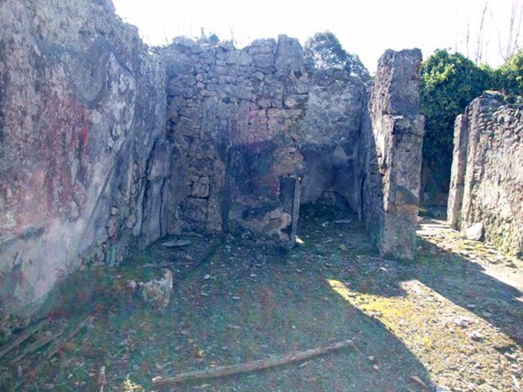 V.4.c Pompeii. March 2009. Doorway to room I, cubiculum in south-west corner of atrium B, next to entrance corridor A.
According to Sogliano, the walls of this cubiculum were painted on a white background but with panels separated by a red band. In the west wall was a window overlooking the vicolo.
The floor was of opus signinum with a design representing a set of stars with squares in the centre.
This cubiculum was also divided into two parts, similar to room H.
The largest section was in the south which contained the alcove and was covered with a barrel-vault.
Above the room would have been another attic room.
Found in this room on April 29th, 1902, was an alabaster Venus figurine, with missing parts.
See Notizie degli Scavi di Antichità, 1905, (p.134-5)
