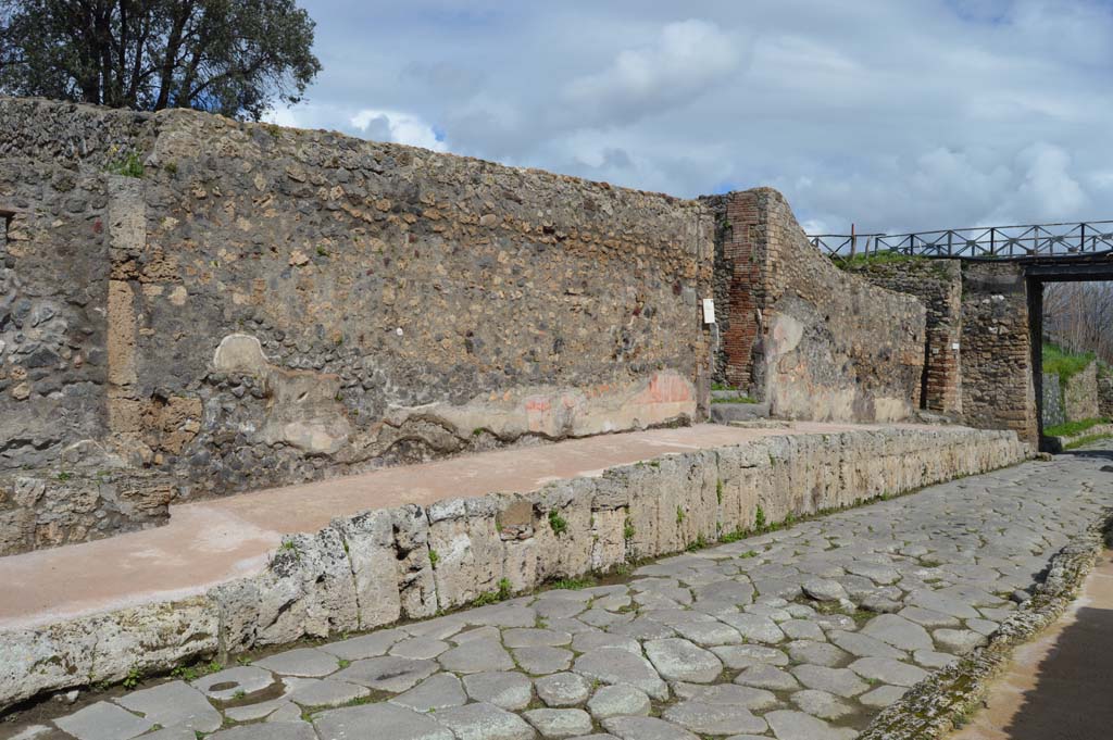 V.5.3 Pompeii, March 2018. Looking east along Insula V.5, and towards doorway at V.5.3 on north side of Via di Nola.
Foto Taylor Lauritsen, ERC Grant 681269 DÉCOR.
