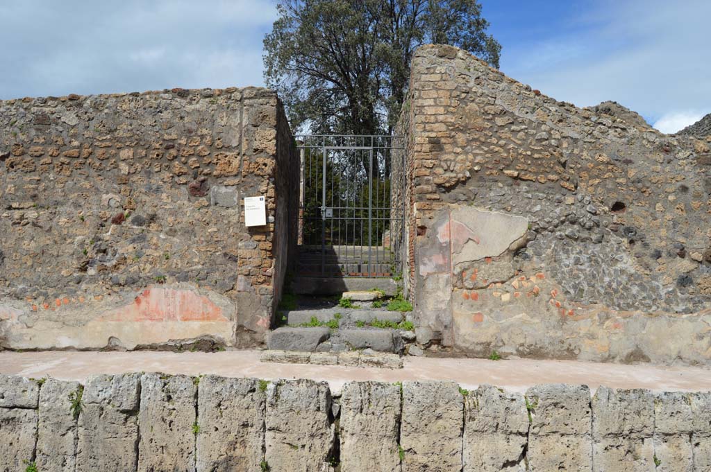 V.5.3 Pompeii. March 2018. Entrance doorway on north side of Via di Nola.
Foto Taylor Lauritsen, ERC Grant 681269 DÉCOR.
