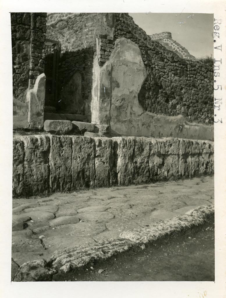 V.5.3 Pompeii. March 2018. Looking towards west (left) side of entrance doorway.
Foto Taylor Lauritsen, ERC Grant 681269 DÉCOR.
