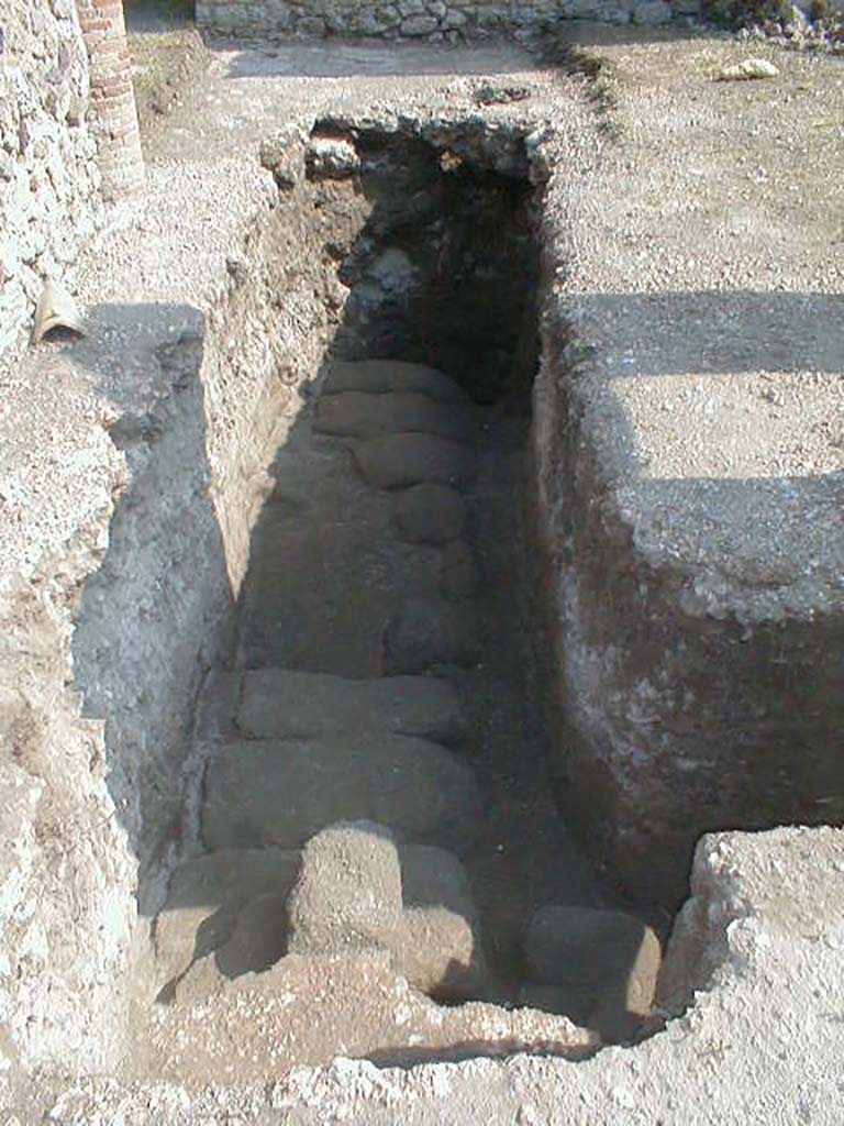 V.5.3 Pompeii. May 2012. Room 7, south-east corner of peristyle. Photo courtesy of Buzz Ferebee.
