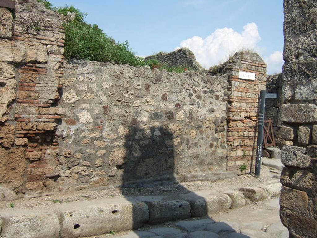 V.6.1 Pompeii. May 2006. Entrance doorway on Via del Vesuvio.