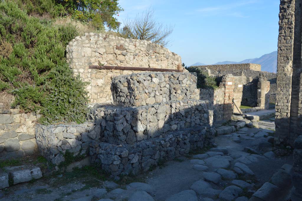 V.6.1 Pompeii. October 2017. Looking south-east from Via del Vesuvio towards wall on north side of entrance doorway.
Foto Taylor Lauritsen, ERC Grant 681269 DCOR.

