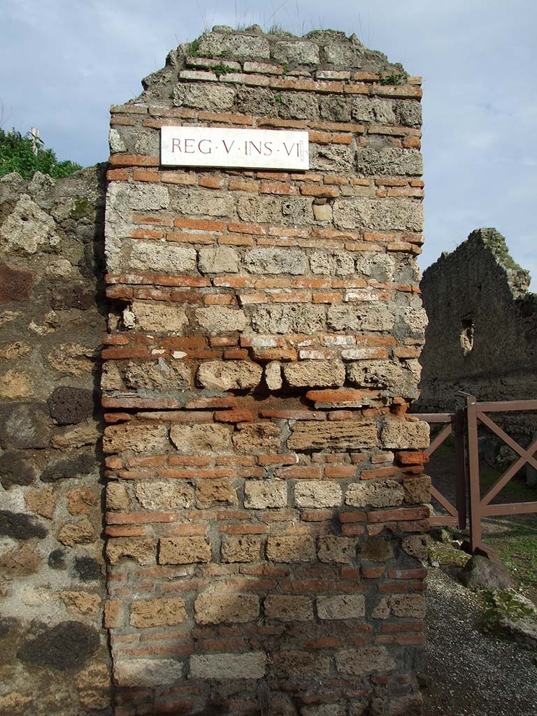 V.6.1 Pompeii. December 2006. Exterior pillar on south side of entrance doorway.
This pillar used to have a painting of Bacchus.  
See Frhlich, T., 1991, Lararien und Fassadenbilder in den Vesuvstdten. Mainz: von Zabern.  (F34: p.318).
Below the painting of Bacchus was the graffito CIL IV 6649. No longer visible.
See Varone, A. and Stefani, G., 2009. Titulorum Pictorum Pompeianorum, Rome: Lerma di Bretschneider, (p.305-6)
According to Epigraphik-Datenbank Clauss/Slaby (See www.manfredclauss.de), it read:
Cn.(aeum)  Helvium  Sabinum     [CIL IV 6649].

According to Varone and Stefani, on the south side of this pilaster, in Vicolo delle Nozze dArgento, CIL IV 6650 was found. 
According to Epigraphik-Datenbank Clauss/Slaby, it would have read:
Celsum  aed(ilem)    [CIL IV 6650]

