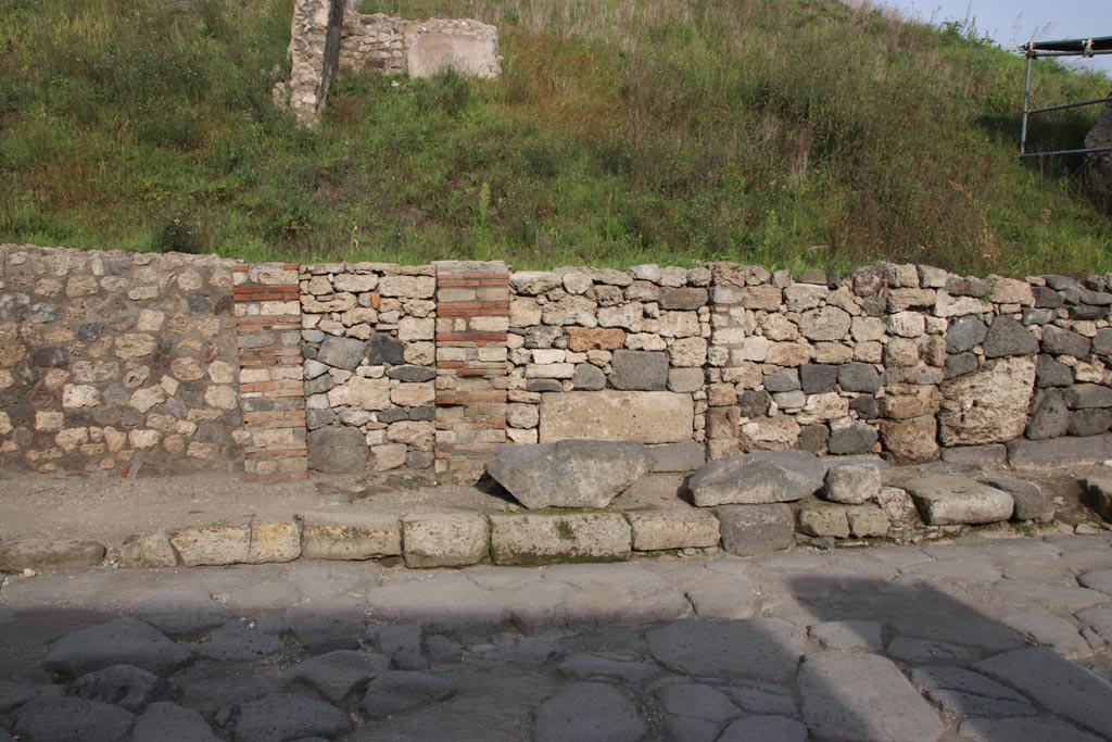 V.6.3 Pompeii. October 2022. Looking towards an entrance doorway on east side of Via del Vesuvio.  
Photo courtesy of Klaus Heese.
