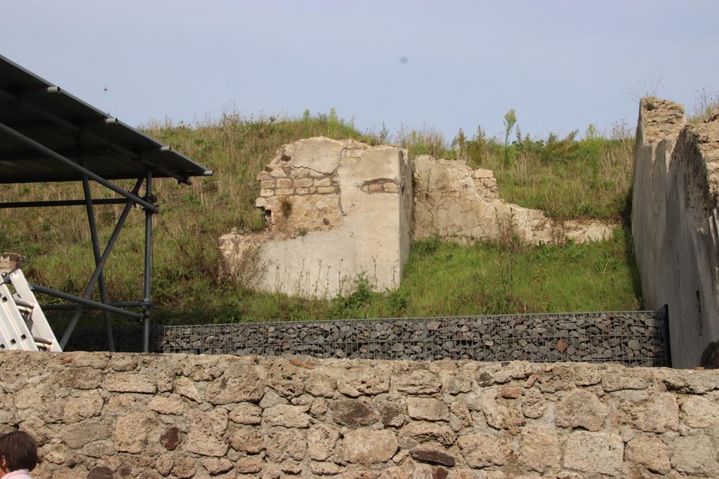 V.6.7 Pompeii. October 2022. Looking east towards rear upper floor at south end of front façade. Photo courtesy of Klaus Heese.