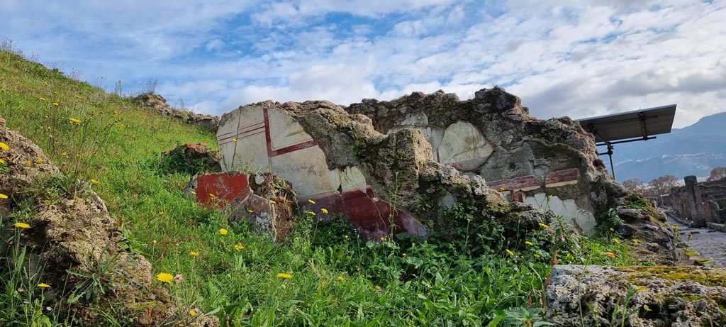 V.6.8 Pompeii. December 2023. Looking south-east on east side of Via del Vesuvio. Photo courtesy of Miriam Colomer.