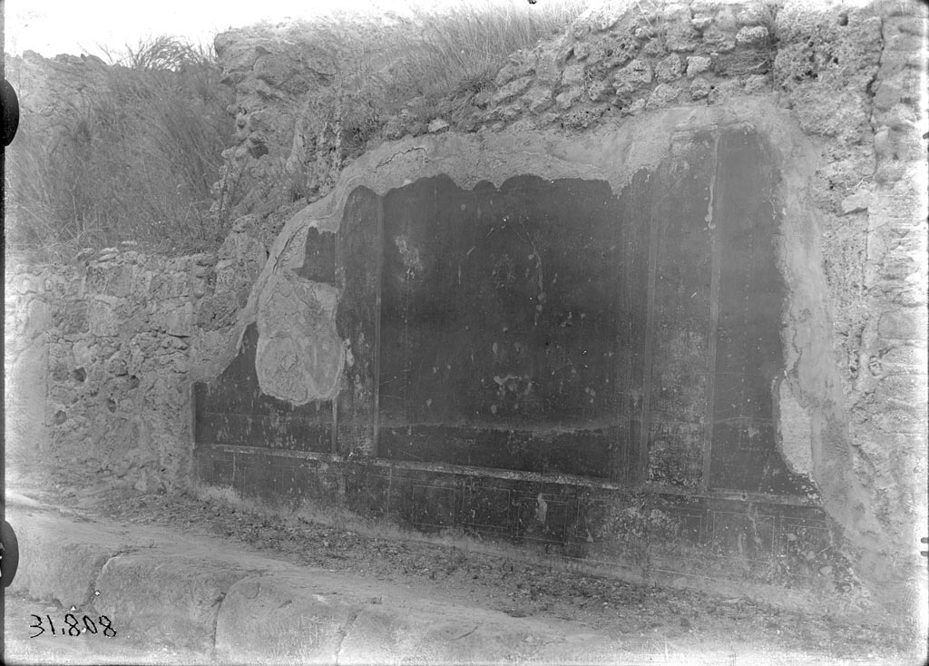 V.6.12 Pompeii. Geometric zoccolo and red panelled compartments on facade.
Comparison of the stonework with the photo above would seem to place this between V.6.13 and V.6.12.
V.6.12 room 7 is behind the painted wall area on the right and V.6.13 room 39 is behind the bare stone wall on the left.
DAIR 31.808. Photo © Deutsches Archäologisches Institut, Abteilung Rom, Arkiv. 
According to PPP, this photo was possibly from V.6.7 and V.6.6.
See Bragantini, de Vos, Badoni, 1983. Pitture e Pavimenti di Pompei, Parte 2. Rome: ICCD, p. 104. 

