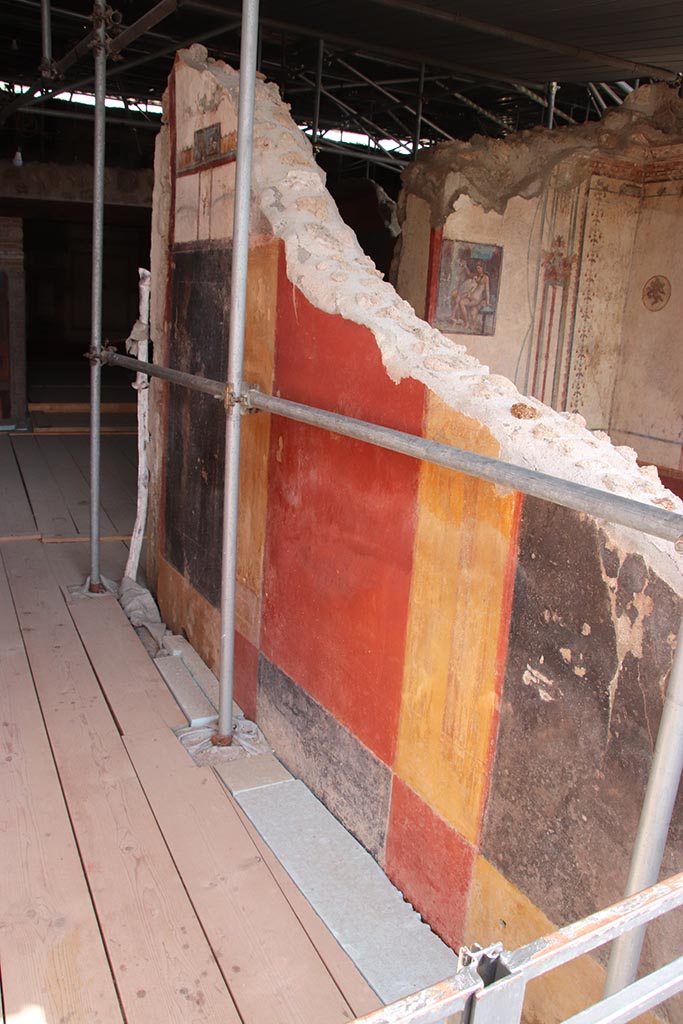 V.6.12 Pompeii. October 2024. South wall of fauces/entrance corridor. Photo courtesy of Klaus Heese.