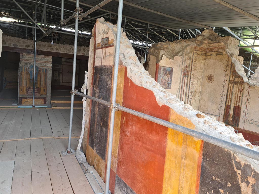 V.6.12 Pompeii. October 2024.  
Looking east along corridor 8, across atrium 25 to doorway to corridor 40, on left, with doorway to room 35, in centre at rear of atrium.  
Cubiculum 9 is on the right. Photo courtesy of Klaus Heese.
