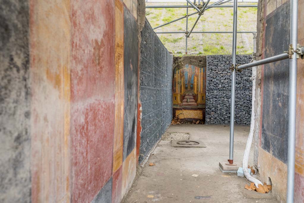 V.6.12, Pompeii. January 2020. Looking east along entrance corridor from doorway. Photo courtesy of Johannes Eber.