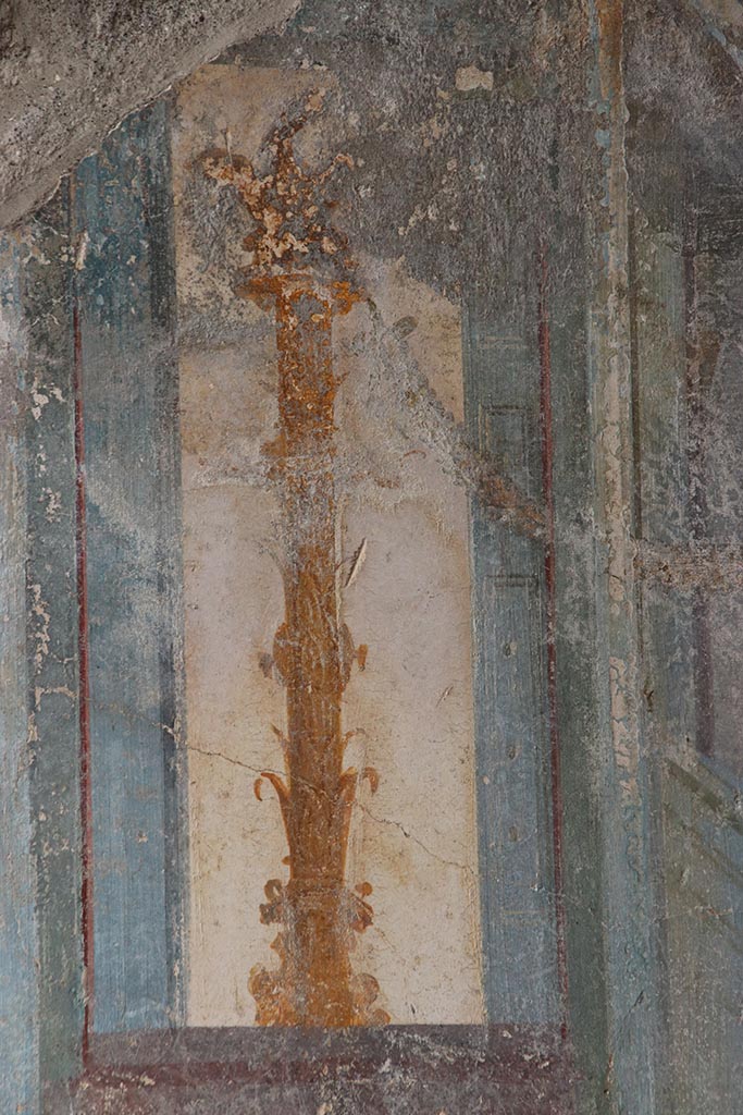 V.6.12 Pompeii. October 2024. 
Detail from upper north wall of fauces/ entrance corridor on west side of Priapus painting. 
Photo courtesy of Klaus Heese.

