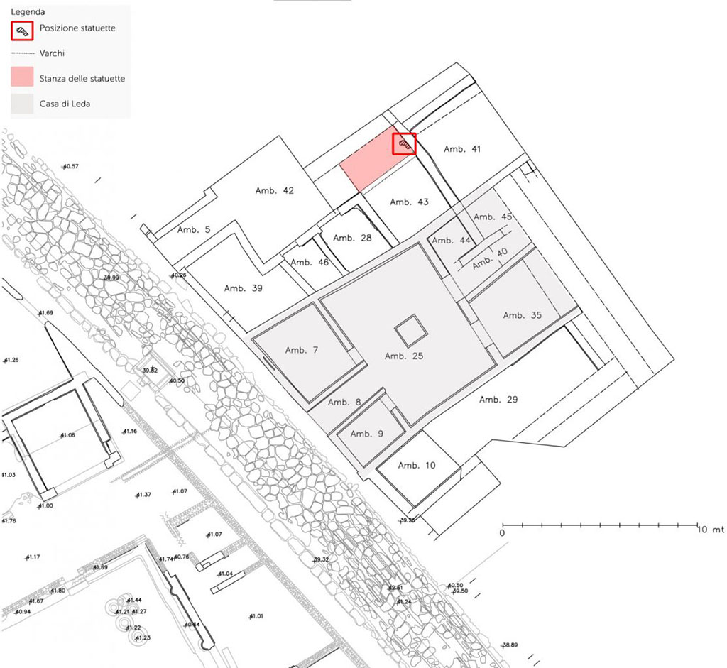 V.6.13 Pompeii. V.6.13 Pompeii. March 2024.
The house is currently composed of the fauces and six rooms, Amb. 5, Amb. 39, Amb. 42, Amb. 46, Amb. 28, Amb. 43 and Amb. 41 on this plan. 
The area in Amb. 42 shaded in red is where the votive terracotta statuettes were found.
La casa è attualmente composta dalle fauces e sei stanze, Amb. 5, Amb. 39, Amb. 42, Amb. 46, Amb. 28, Amb. 43 e Amb. 41 su questo piano. L'area dell'Amb. 42 ombreggiata in rosso è quella in cui sono state rinvenute le statuette votive in terracotta.
See/Vedi http://pompeiisites.org/bolletino-degli-scavi-di-pompei/casa-di-leda

