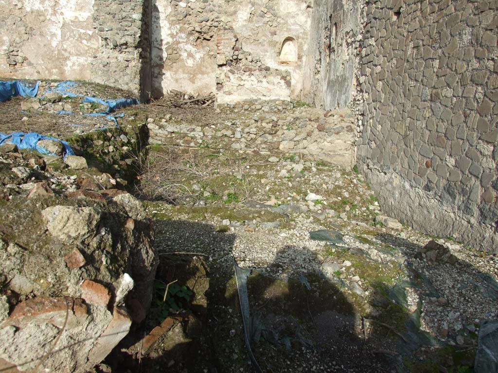 VI.1.1 Pompeii. December 2007. 
Looking north towards rooms with niches on north and east walls, and site of (winter) triclinium, from VI.1.4.
