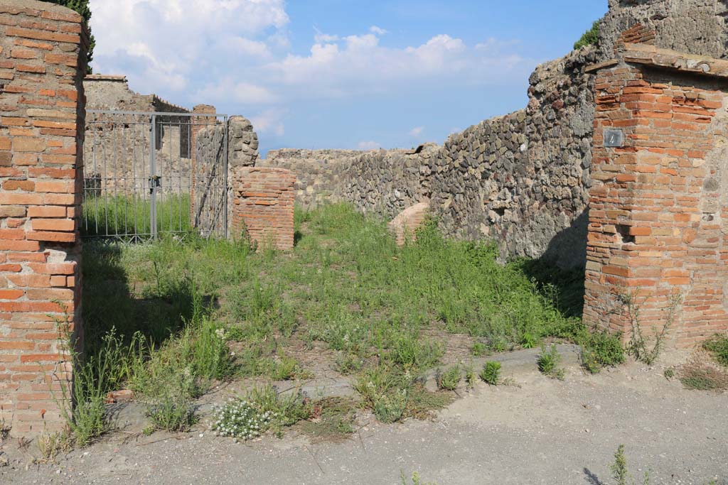 VI.1.4 Pompeii. December 2018. Looking south-east from entrance doorway. Photo courtesy of Aude Durand.