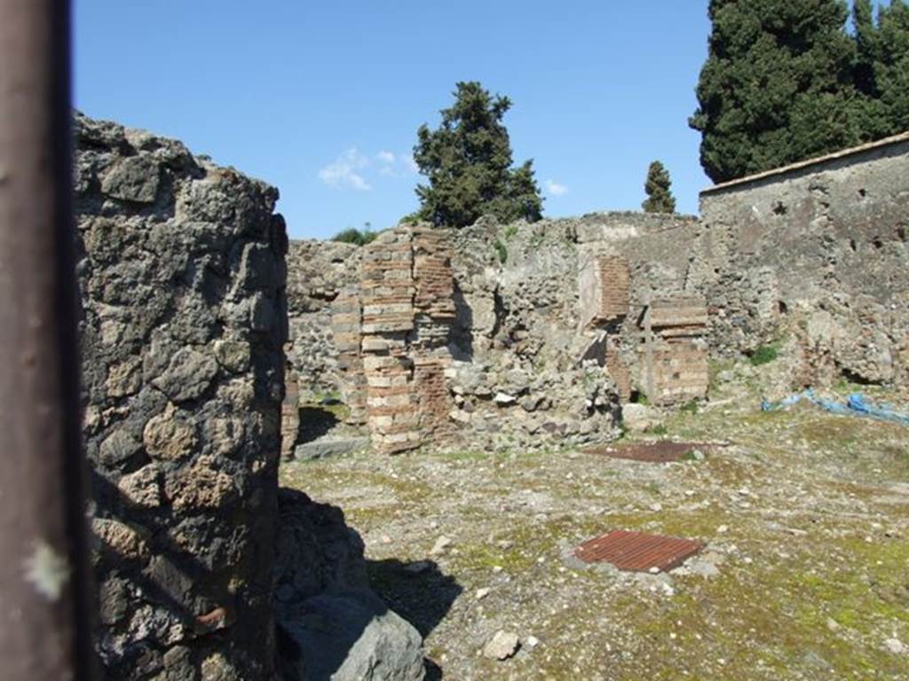 VI.1.4 Pompeii.  March 2009.  Three rooms on north wall with watering trough in centre.