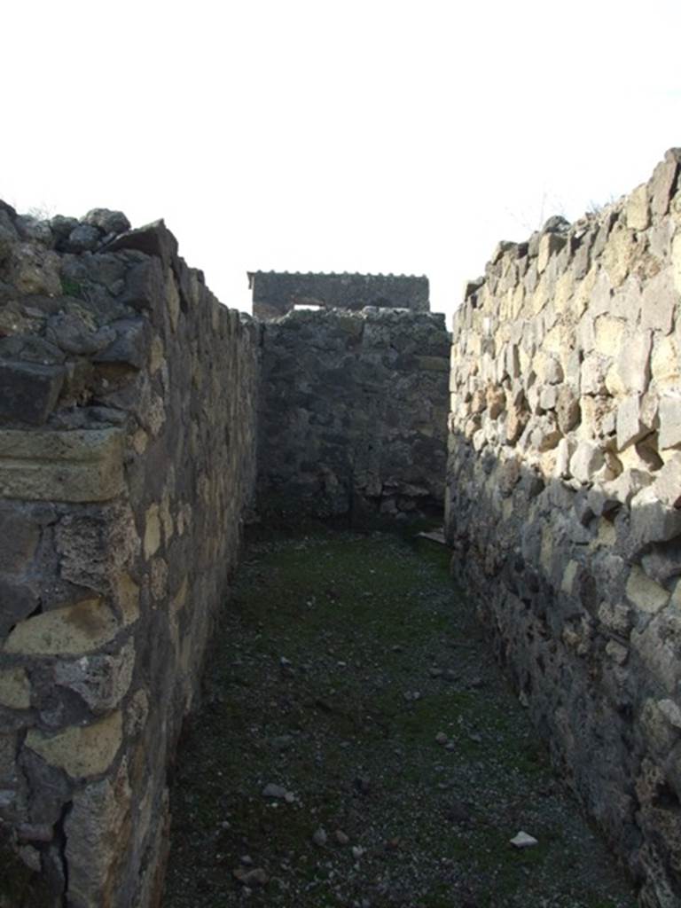 VI.1.7 House of the Vestals.  Room 5 corridor leading to latrine.