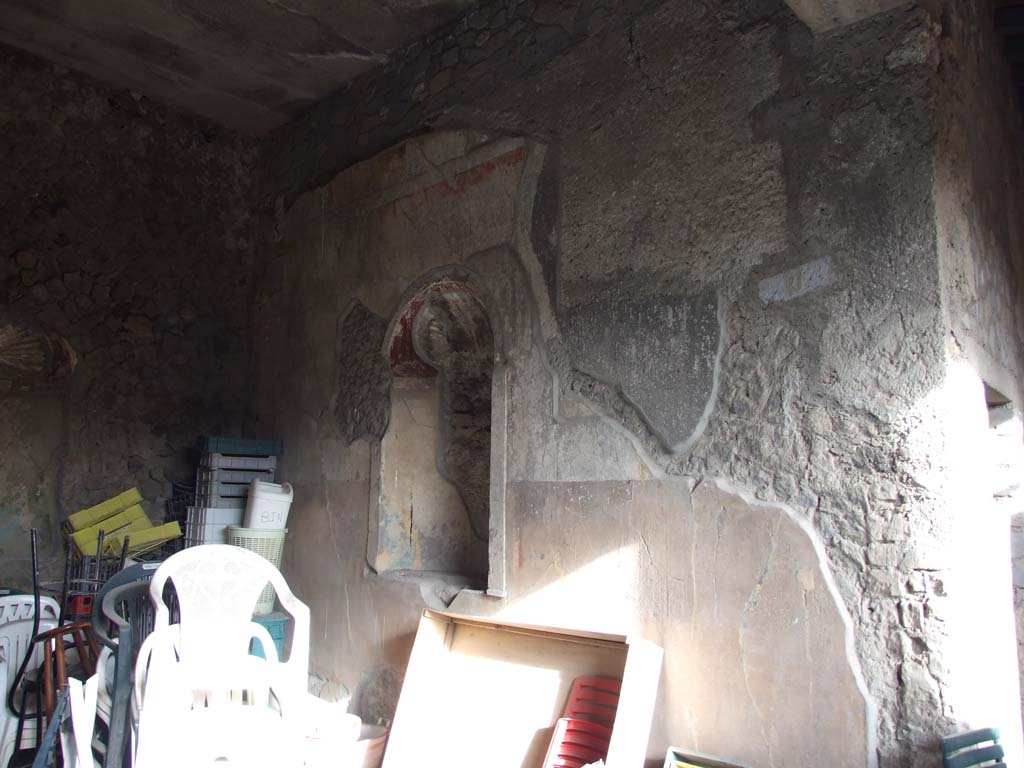 VI.1.7 Pompeii. December 2007. Room 15, east wall with one of three niches.