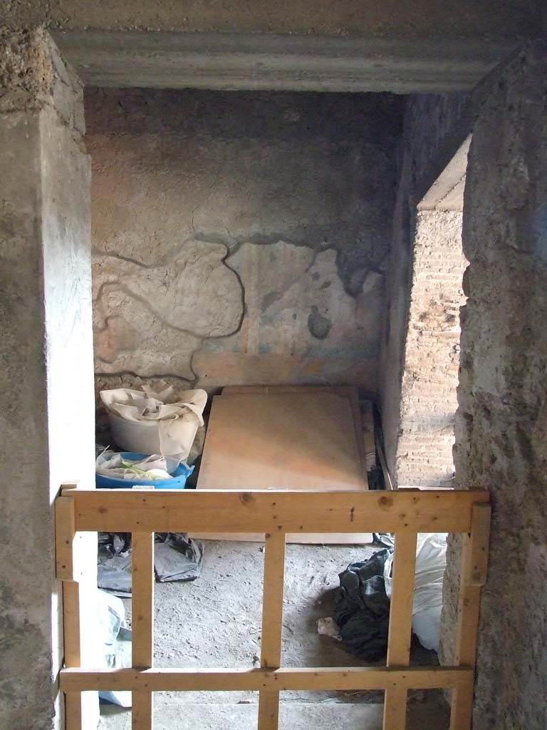 VI.1.7 Pompeii. December 2007. Looking south into room 19 from room 17.
