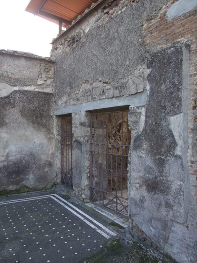 VI.1.7 Pompeii. December 2007 Looking from atrium at the door to entrance at VI.1.8.