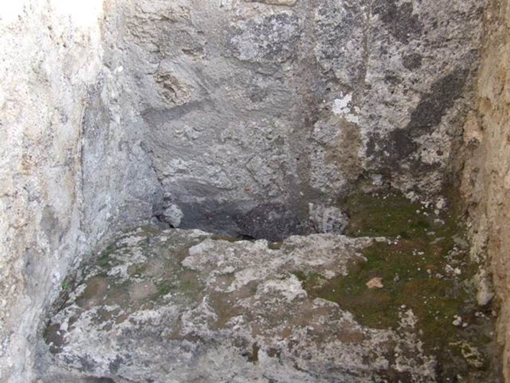 VI.1.10 Casa del Chirurgo or House of the Surgeon.  Room 11.  Latrine in Kitchen