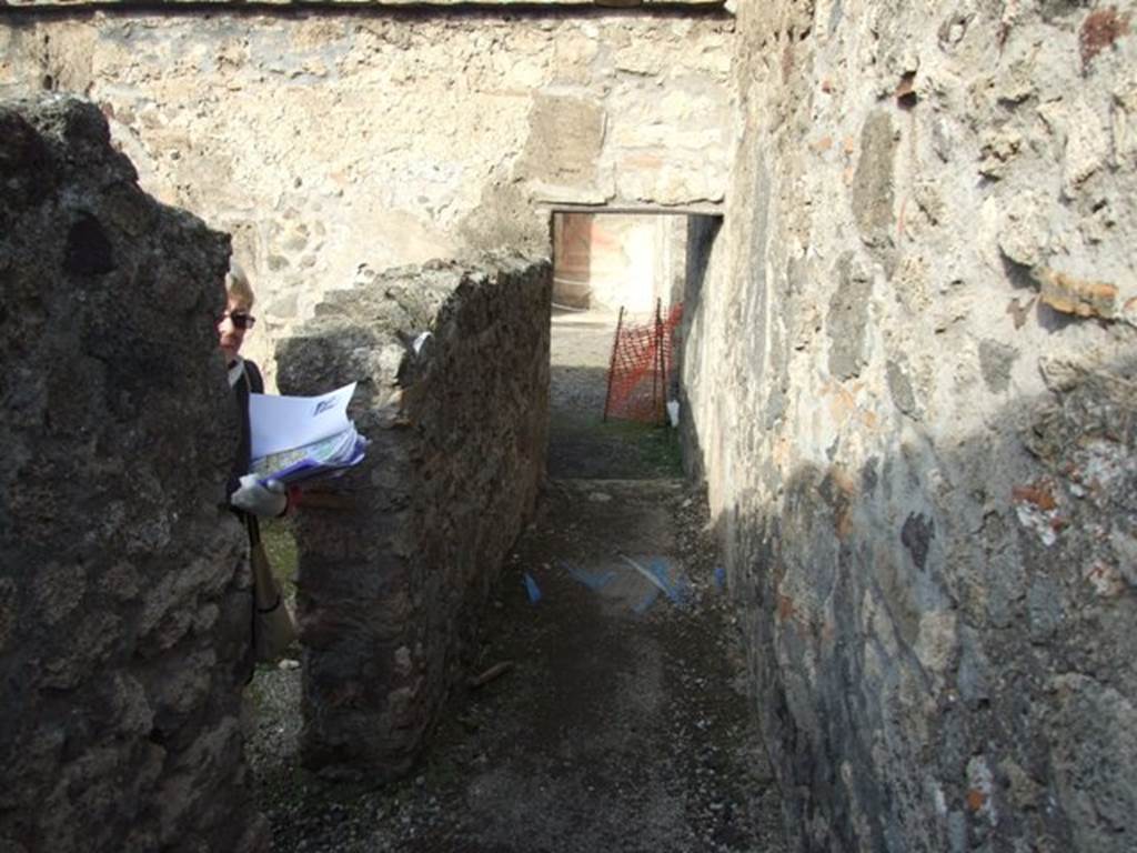 VI.1.10 Casa del Chirurgo or House of the Surgeon.  Corridor looking north to atrium.