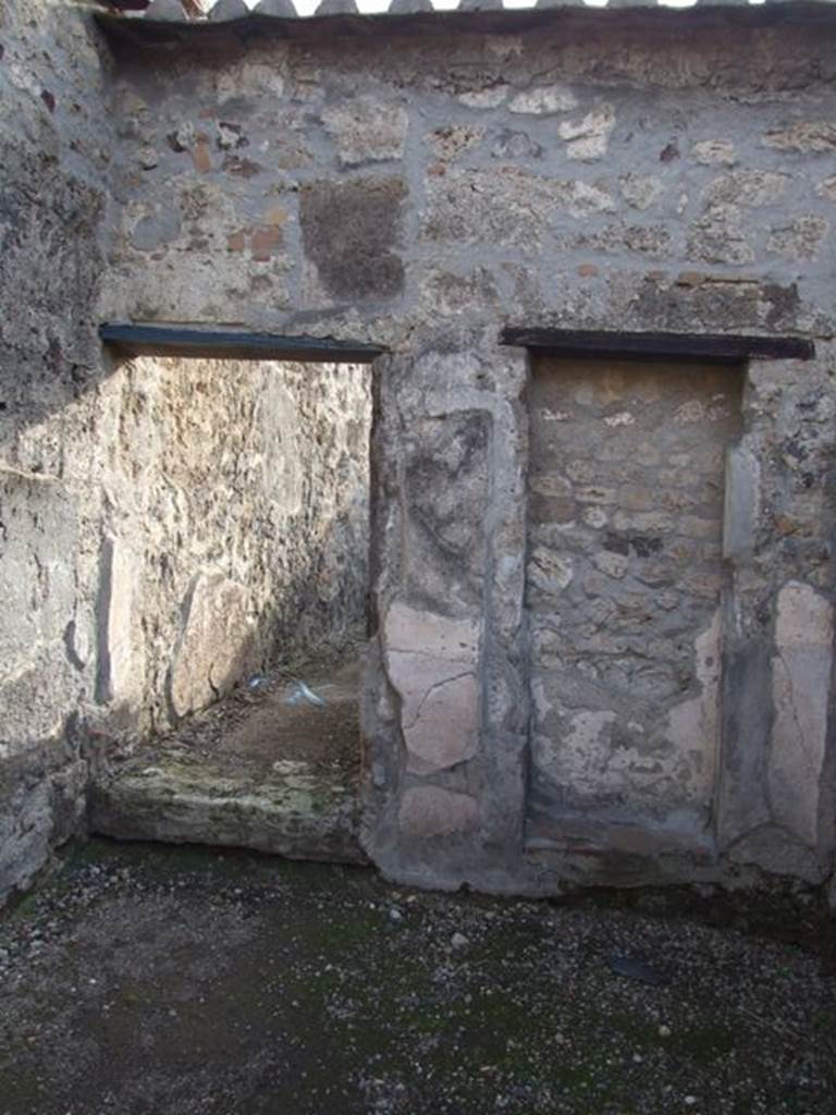 VI.1.10 Casa del Chirurgo or House of the Surgeon.  Room 15.  Looking across Ala to recess with remains of plaster and to corridor doorway on south side of atrium.