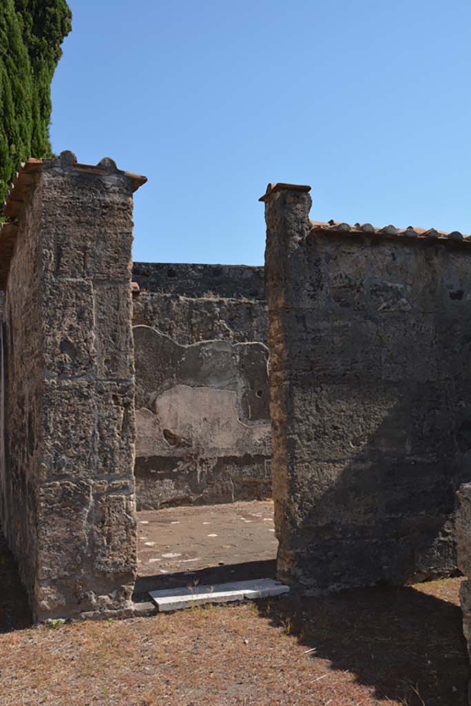 VI.1.10 Pompeii. September 2019. 
Room 16, doorway in east wall of ala, to a large room on south side of tablinum. 
Foto Annette Haug, ERC Grant 681269 DÉCOR.

