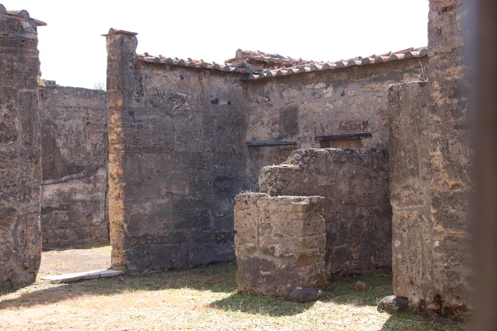 VI.1.10 Pompeii. May 2024. 
South-east corner of atrium, with doorway to room 16, on left, south ala 15, and room 17 on right. Photo courtesy of Klaus Heese. 
