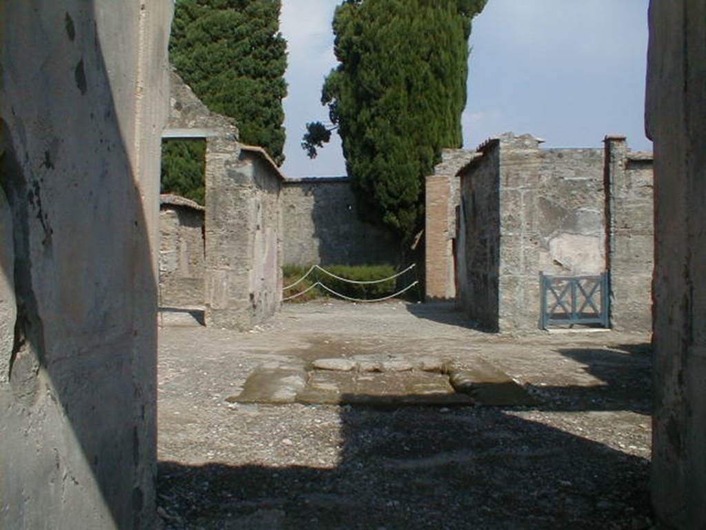 VI.1.10 Pompeii. September 2004. Looking east across room 1, the atrium.