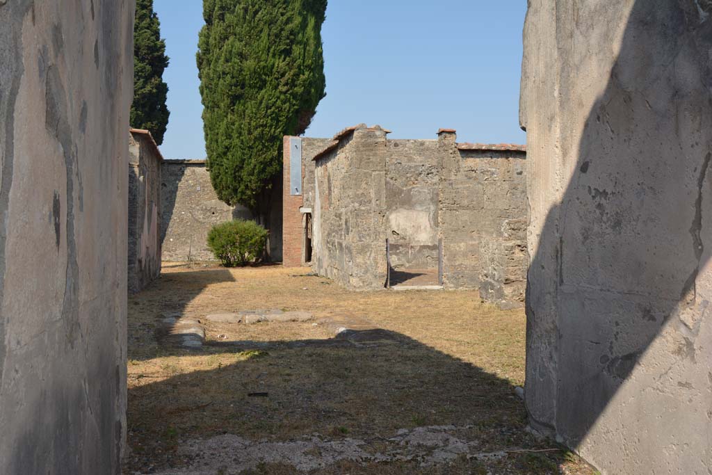 VI.1.10 Pompeii. July 2017. Room 1, looking south-east across atrium.
Foto Annette Haug, ERC Grant 681269 DÉCOR.
